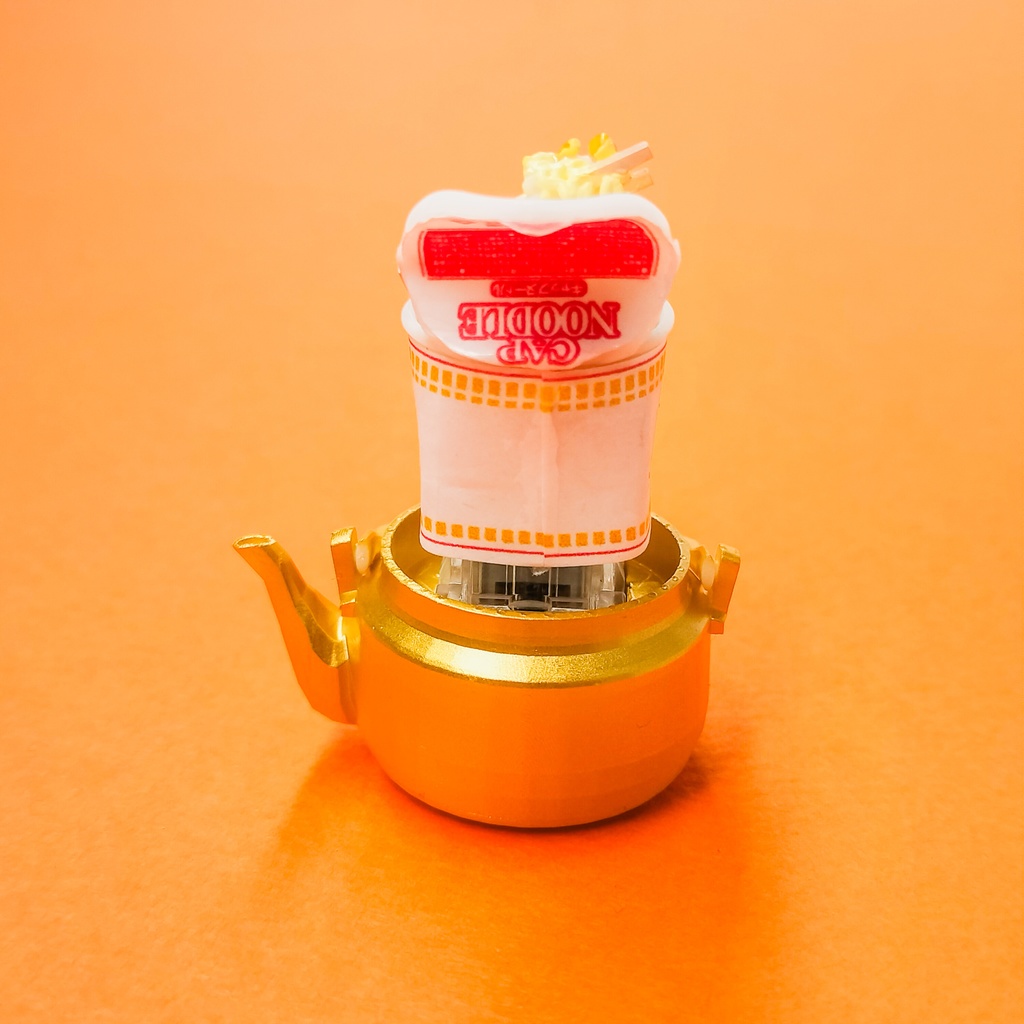 キーボードから湯気が立ちそうなカップラーメンなキーキャップ