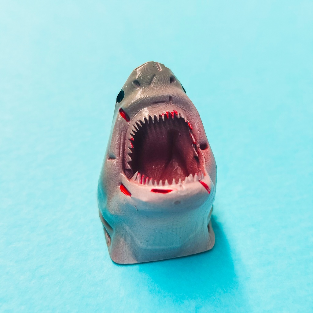 指先に噛みつく存在感!サメのキーキャップ