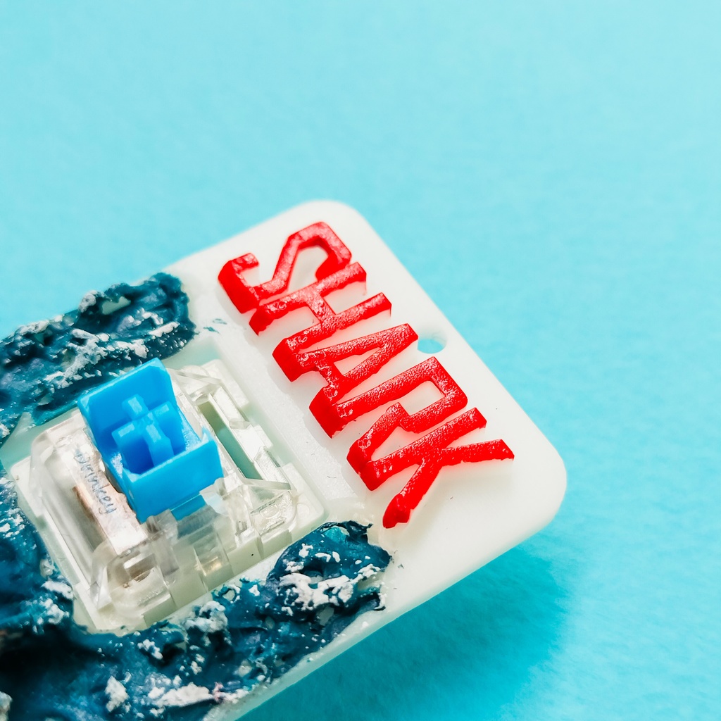 指先に噛みつく存在感!サメのキーキャップ