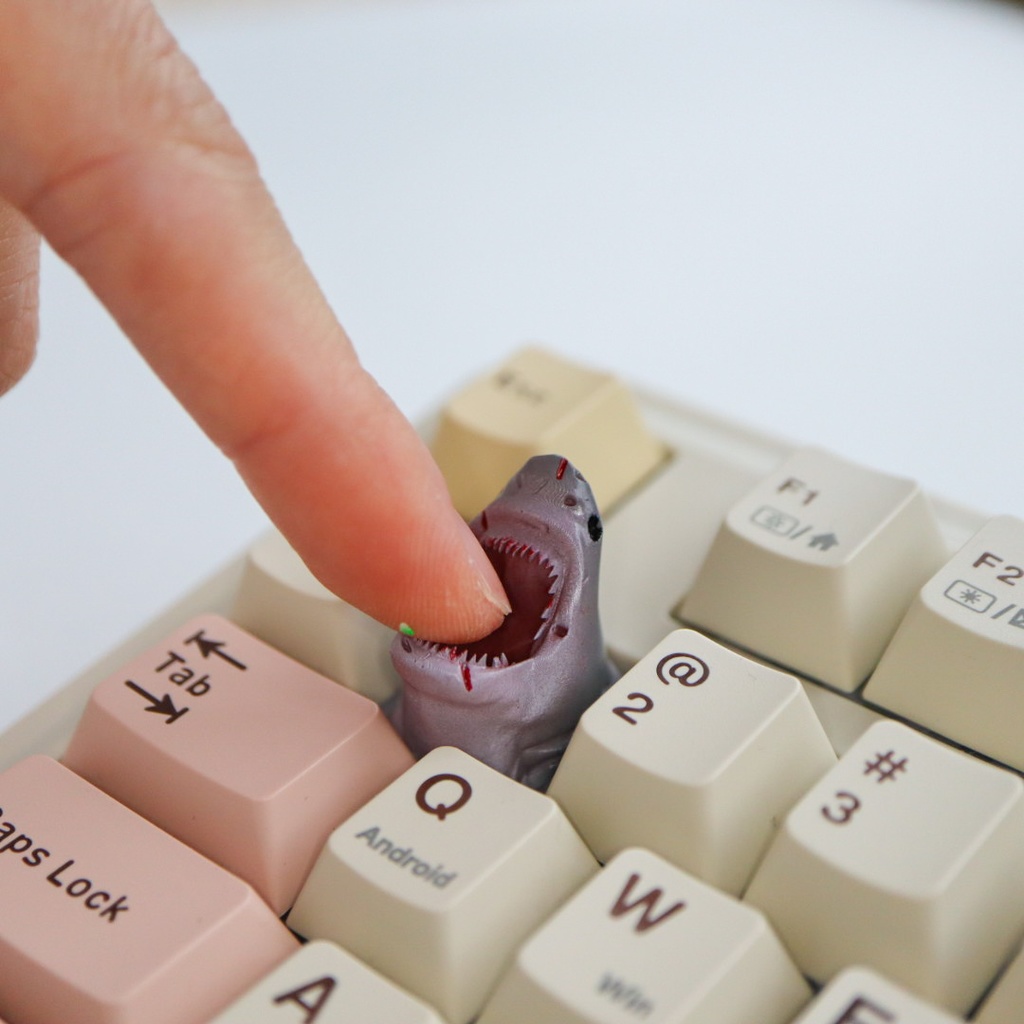 指先に噛みつく存在感!サメのキーキャップ