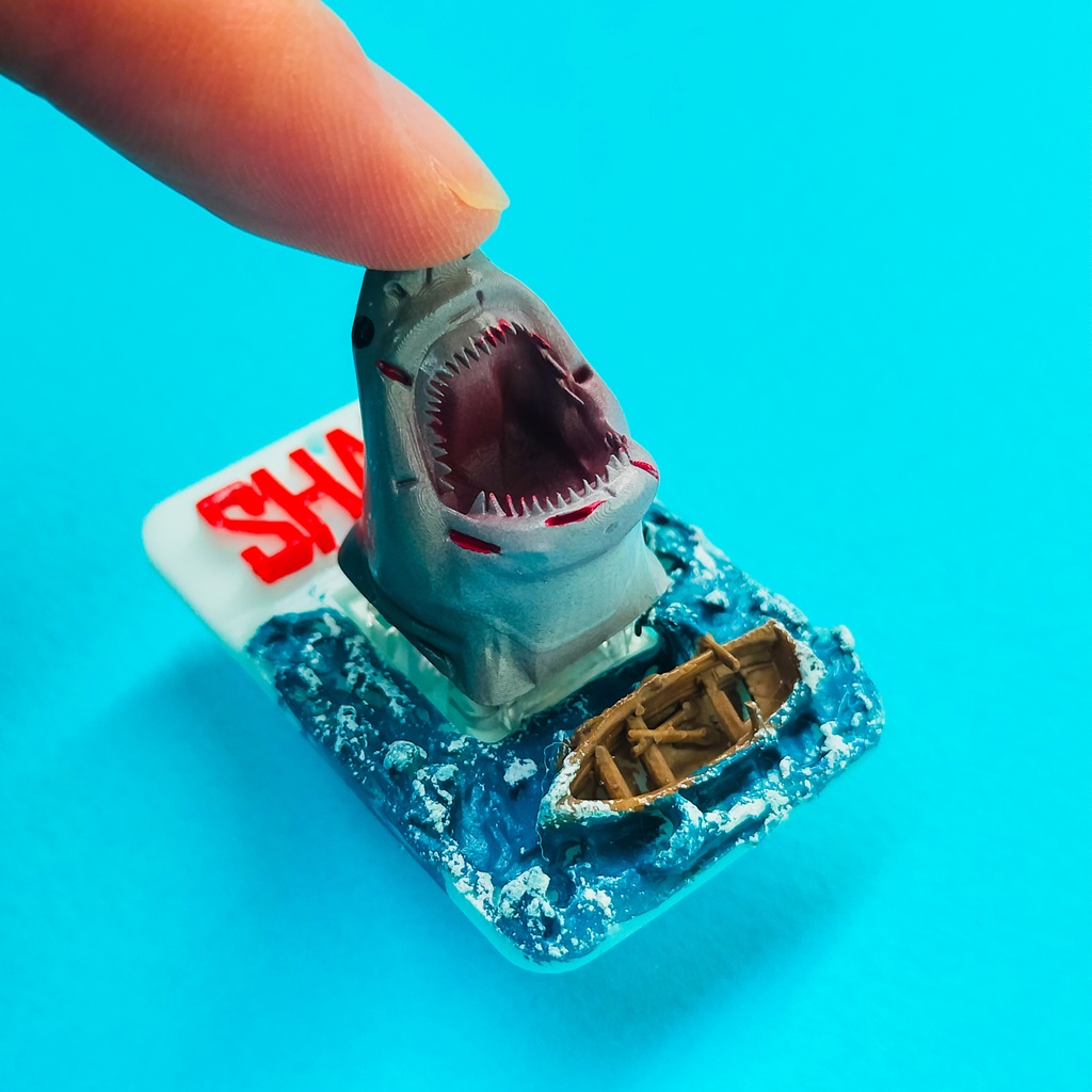 指先に噛みつく存在感!サメのキーキャップ