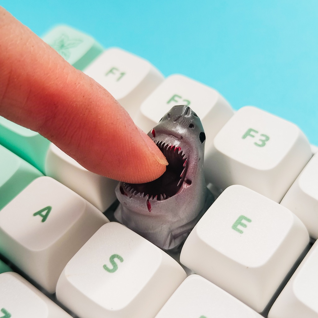 指先に噛みつく存在感!サメのキーキャップ