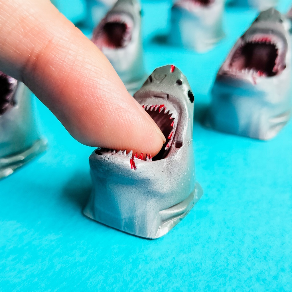 指先に噛みつく存在感!サメのキーキャップ