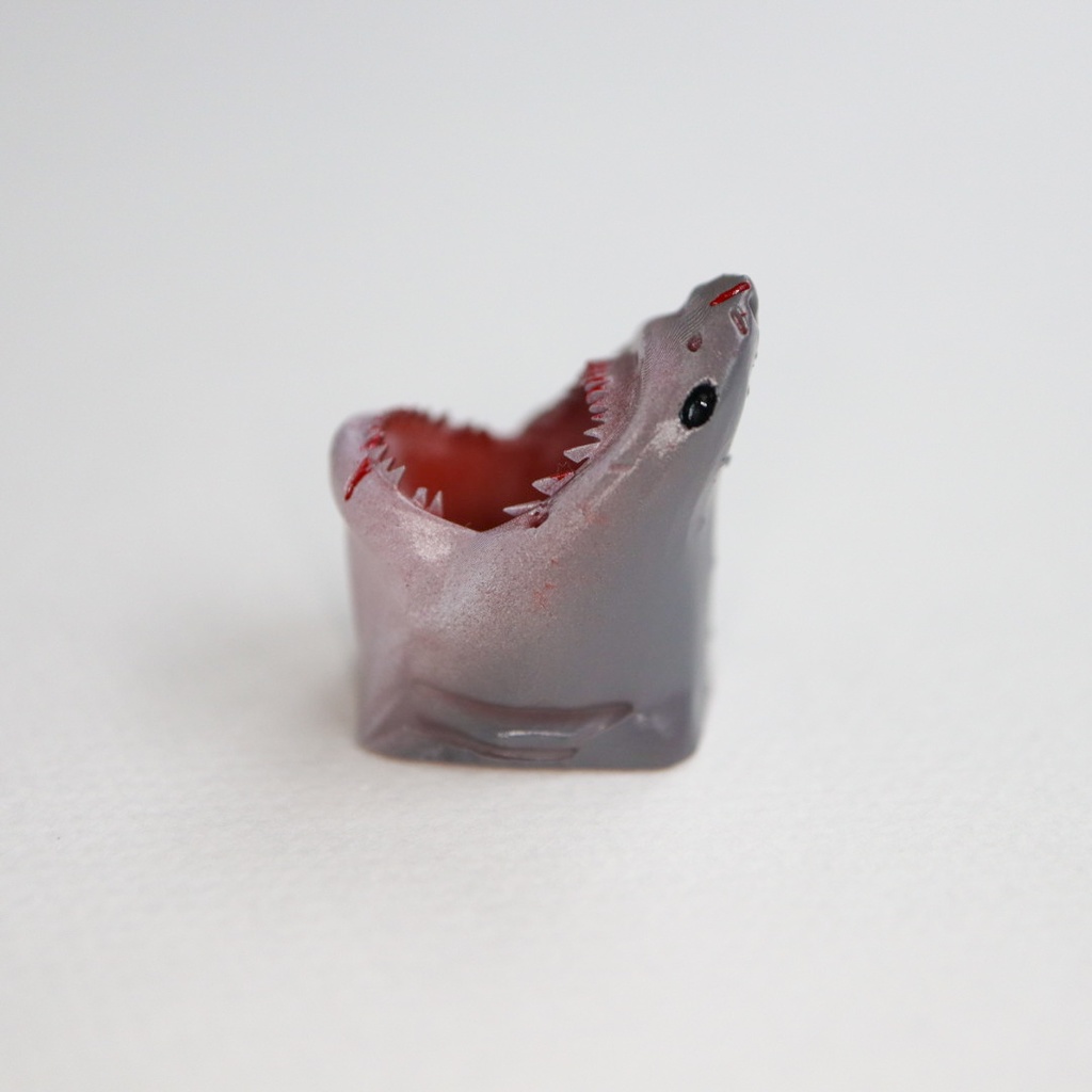 指先に噛みつく存在感!サメのキーキャップ