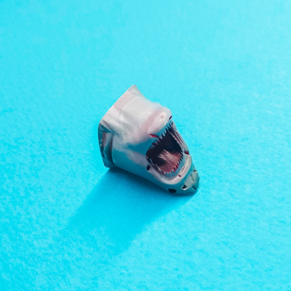 指先に噛みつく存在感!サメのキーキャップ