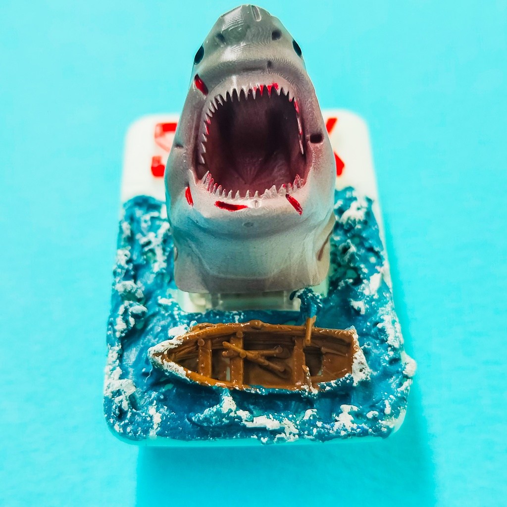 指先に噛みつく存在感!サメのキーキャップ