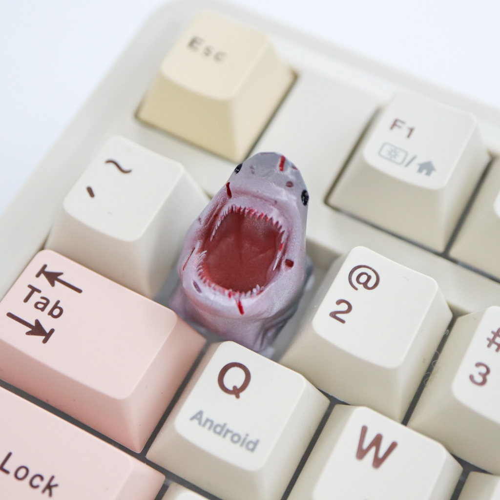 指先に噛みつく存在感！サメのキーキャップ