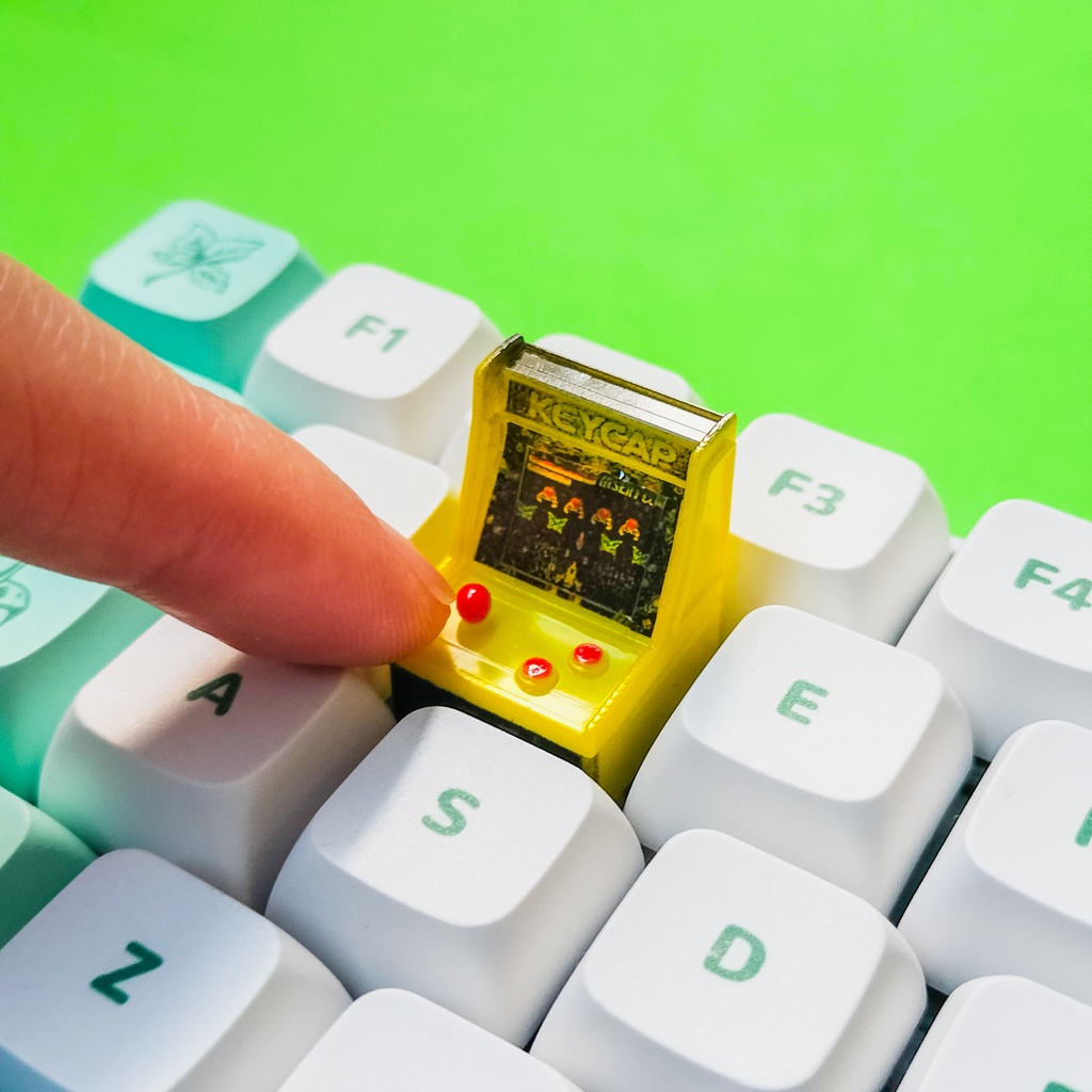 画面が光る!机上の小さなアーケードゲーム機のキーキャップ