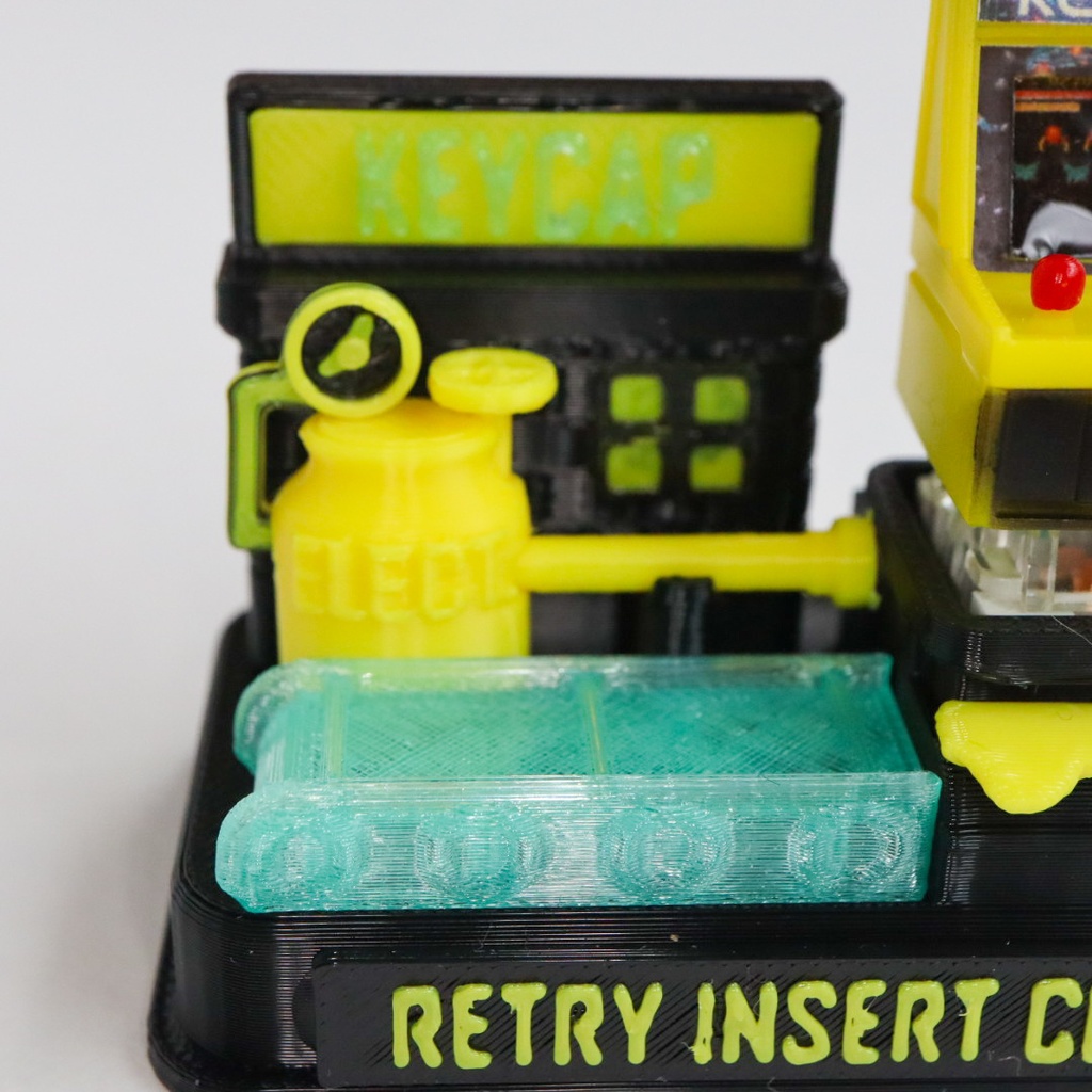 画面が光る!机上の小さなアーケードゲーム機のキーキャップ