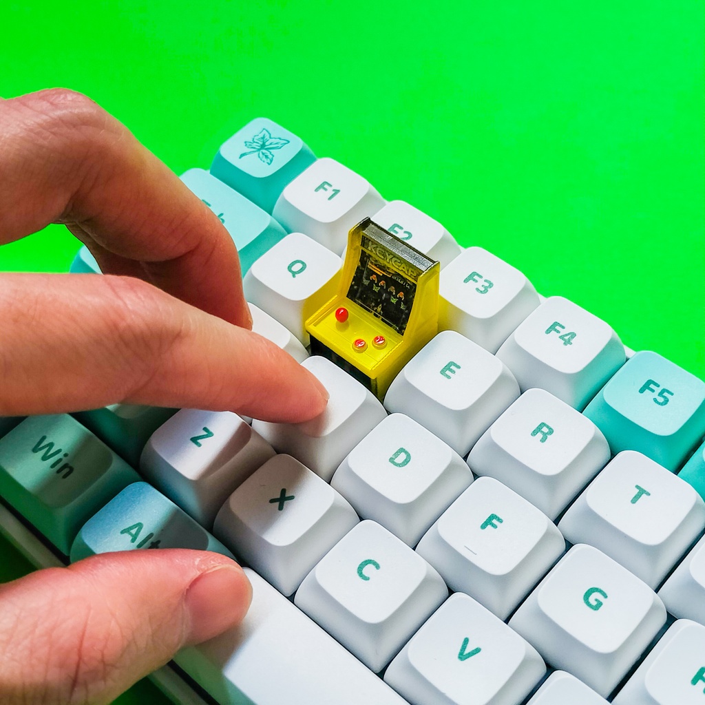 画面が光る!机上の小さなアーケードゲーム機のキーキャップ