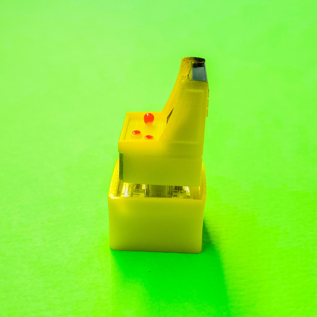 画面が光る!机上の小さなアーケードゲーム機のキーキャップ