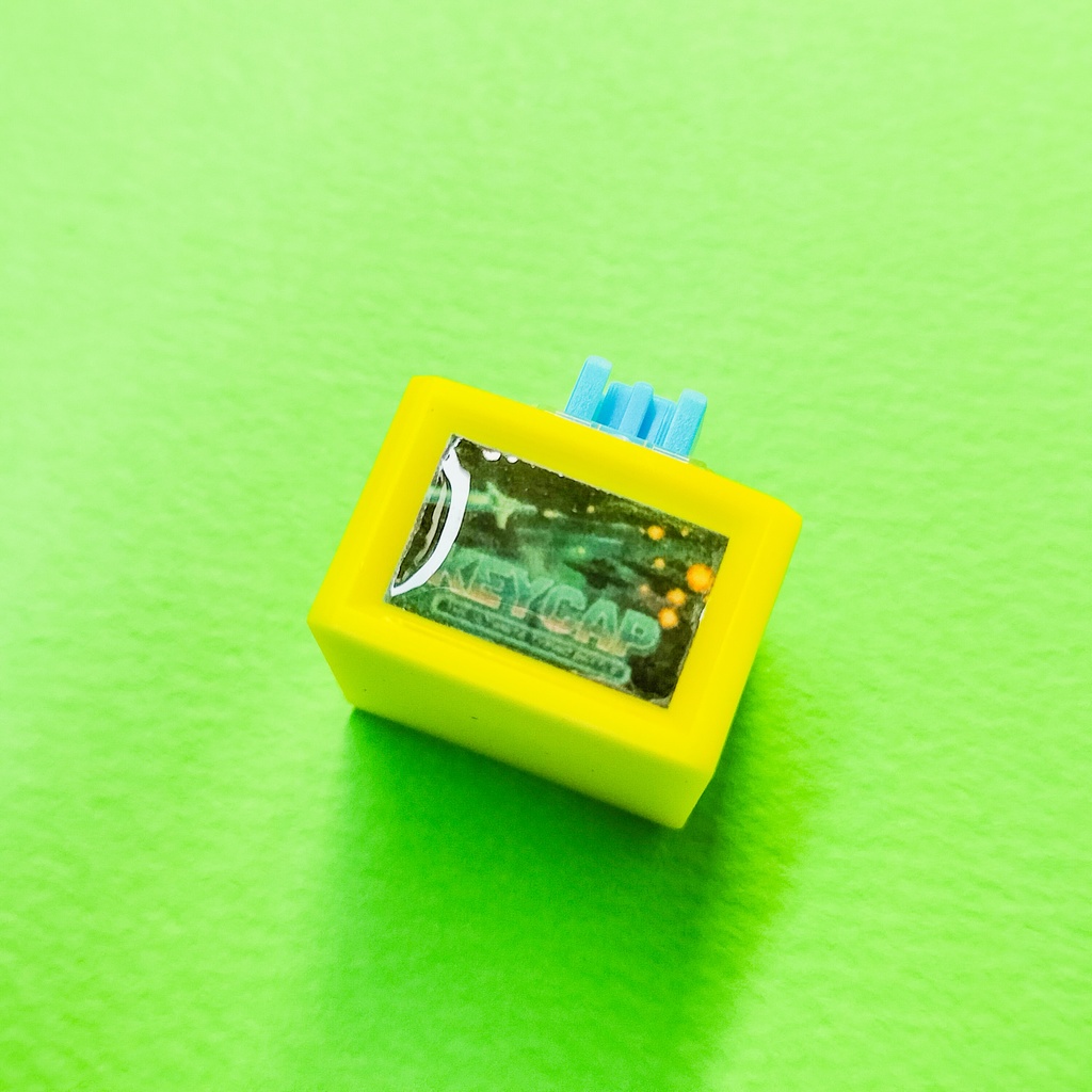 画面が光る!机上の小さなアーケードゲーム機のキーキャップ