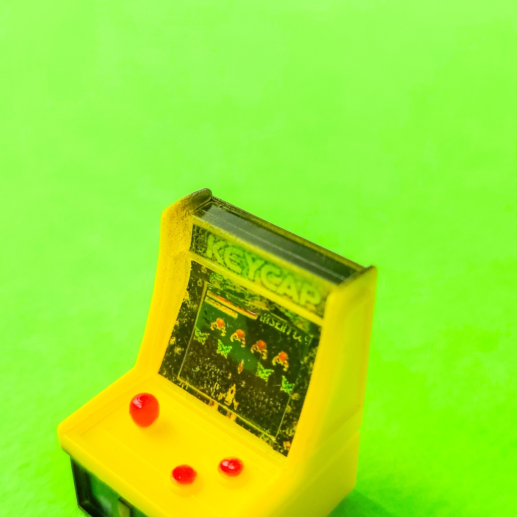 画面が光る!机上の小さなアーケードゲーム機のキーキャップ
