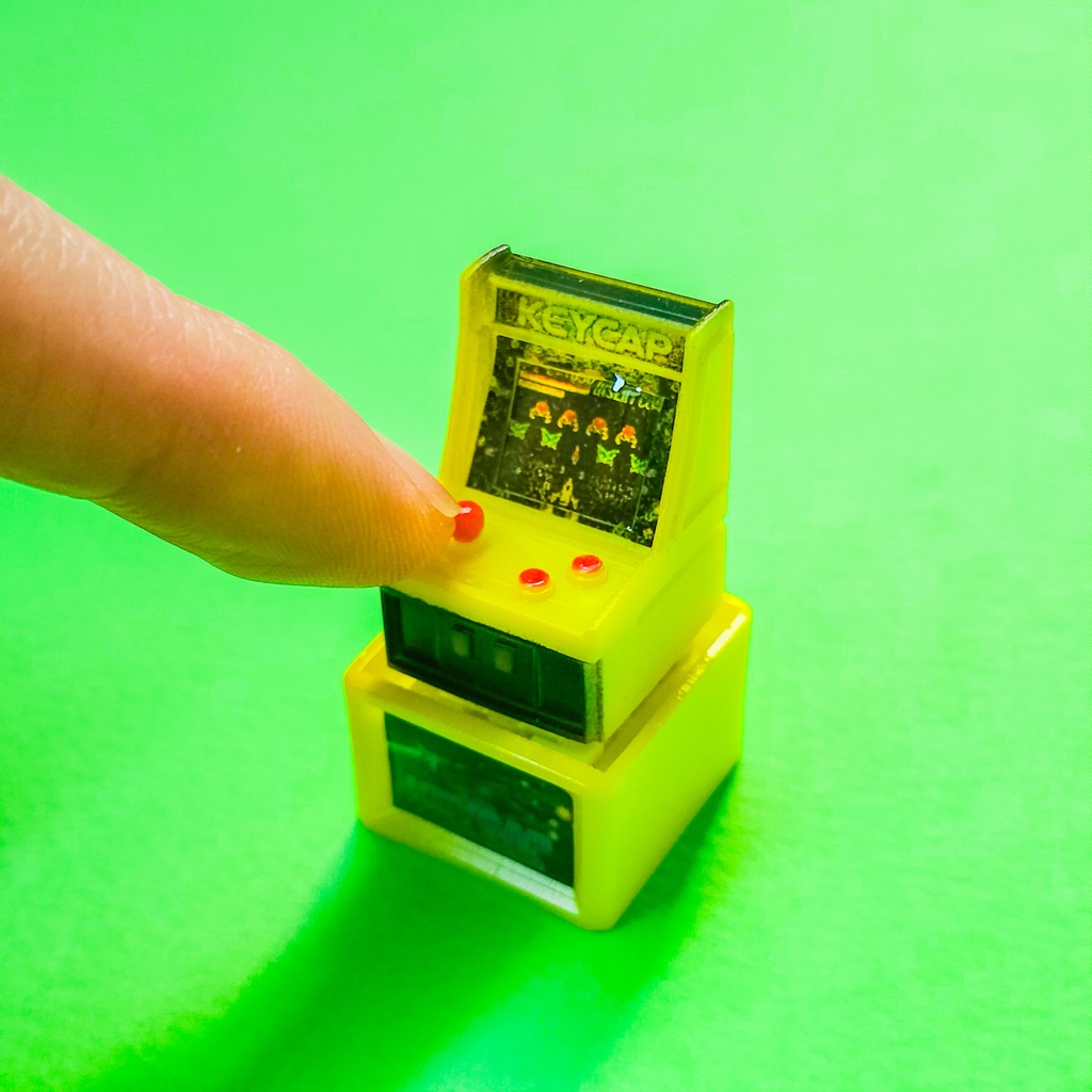 画面が光る!机上の小さなアーケードゲーム機のキーキャップ
