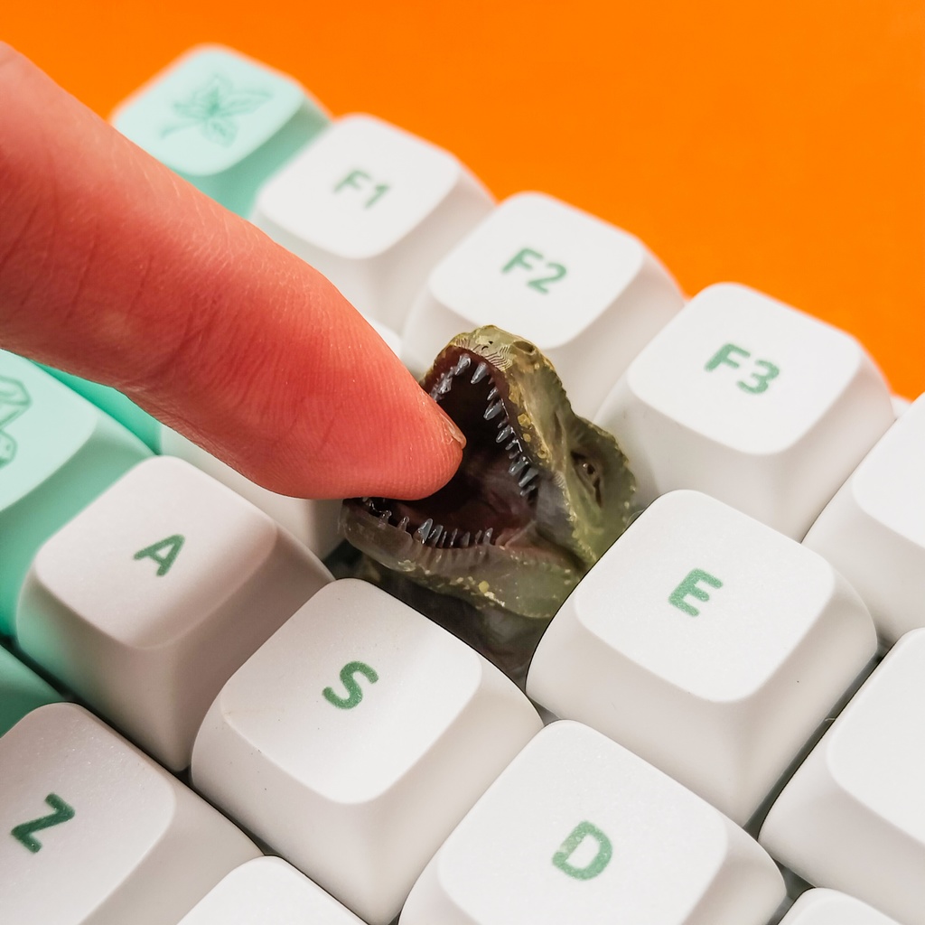 押すたびに噛まれそう…かわいい恐怖のティラノサウルスなキーキャップ