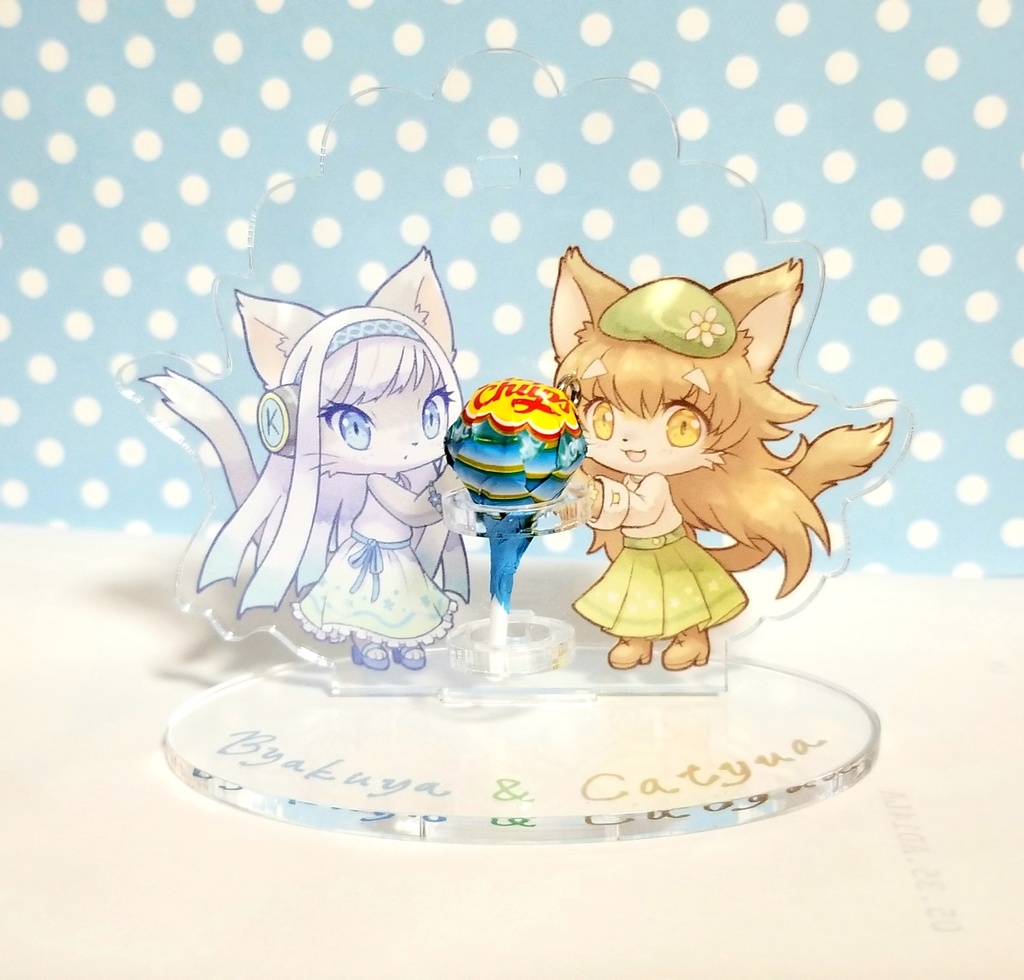 ビャクヤとカチュアが持ってくれるアクリルペンスタンド