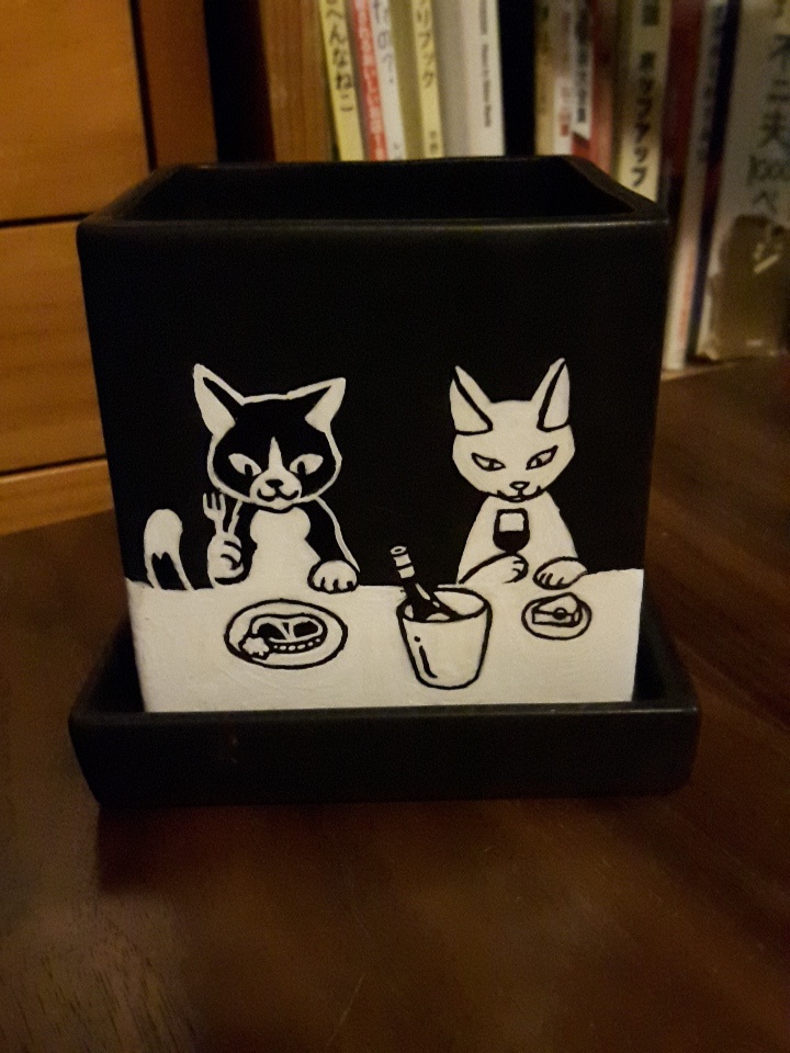 猫の食卓の植木鉢