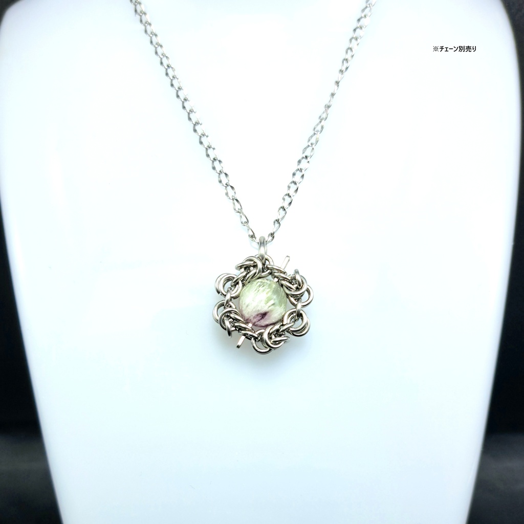 内包物が個性的! フェザー イン フローライト ペンダントトップ
