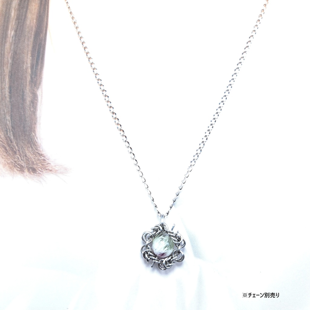 内包物が個性的! フェザー イン フローライト ペンダントトップ