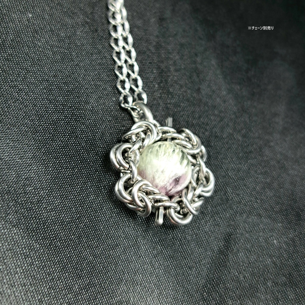 内包物が個性的! フェザー イン フローライト ペンダントトップ