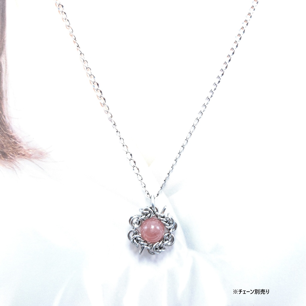 マダガスカル産の色味が強めの ローズクォーツ ペンダントトップ