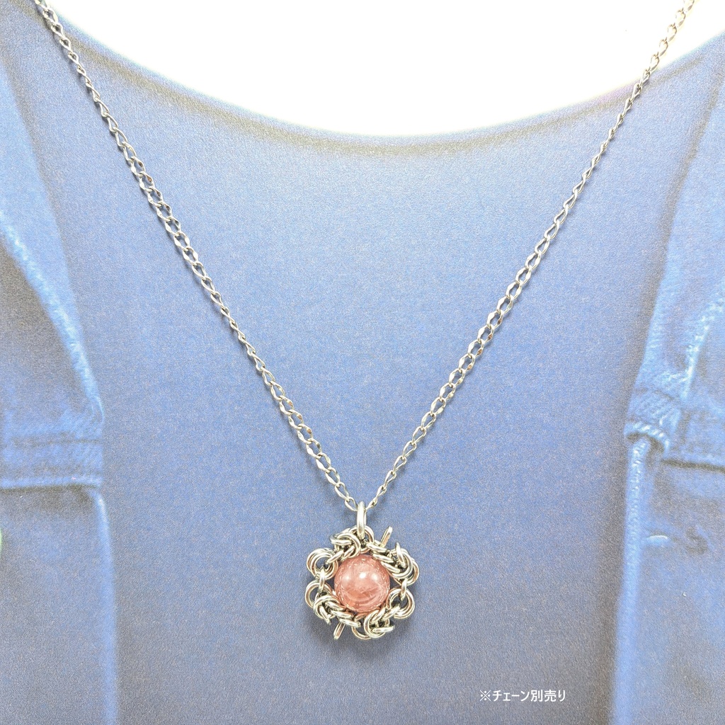 マダガスカル産の色味が強めの ローズクォーツ ペンダントトップ