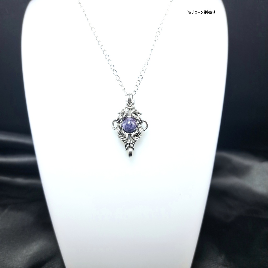 蛍光性をもつ珍しい サファイア の ペンダントトップ