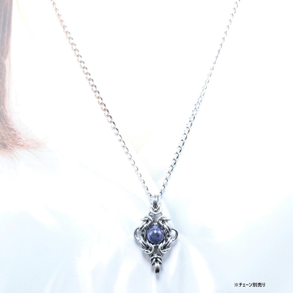 蛍光性をもつ珍しい サファイア の ペンダントトップ