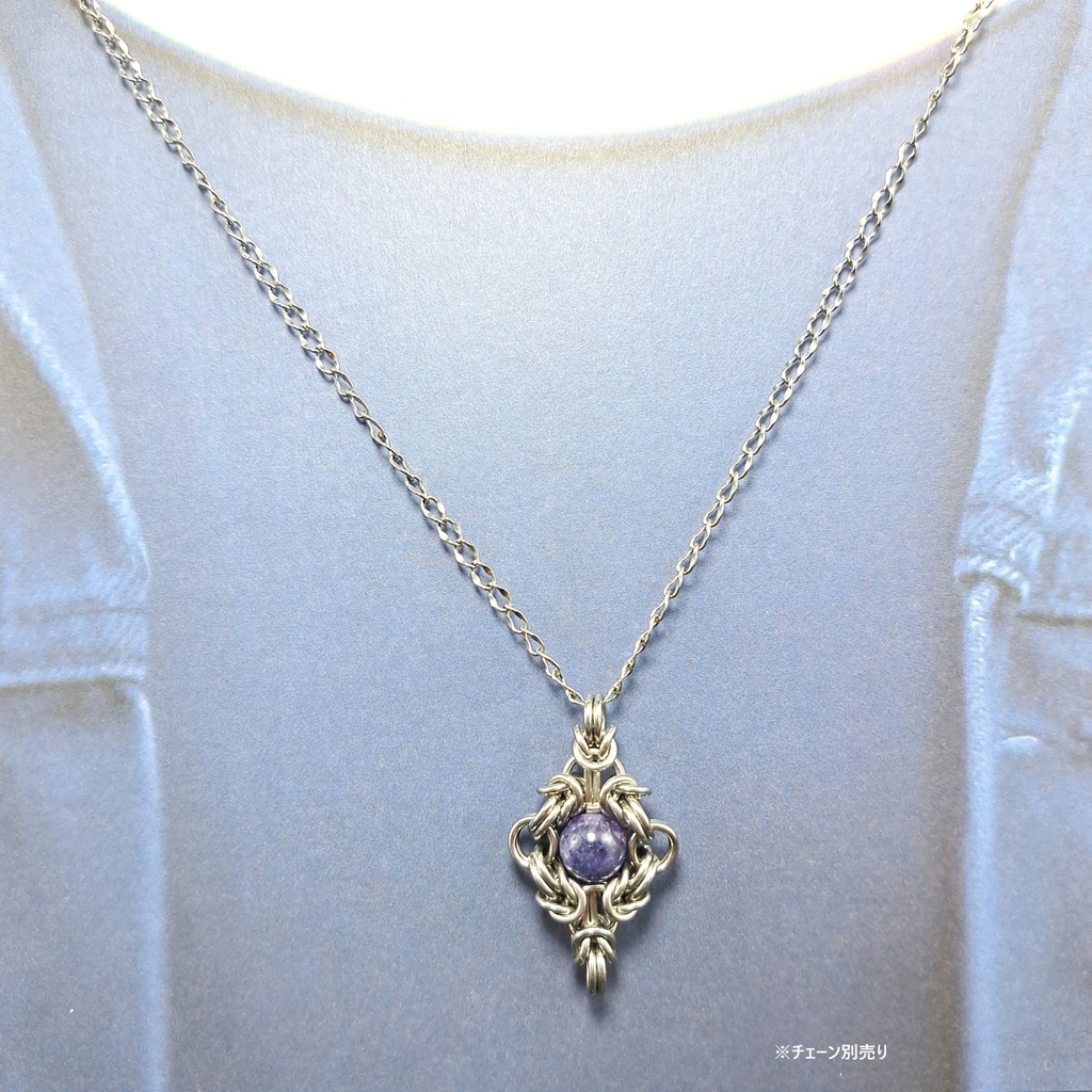 蛍光性をもつ珍しい サファイア の ペンダントトップ