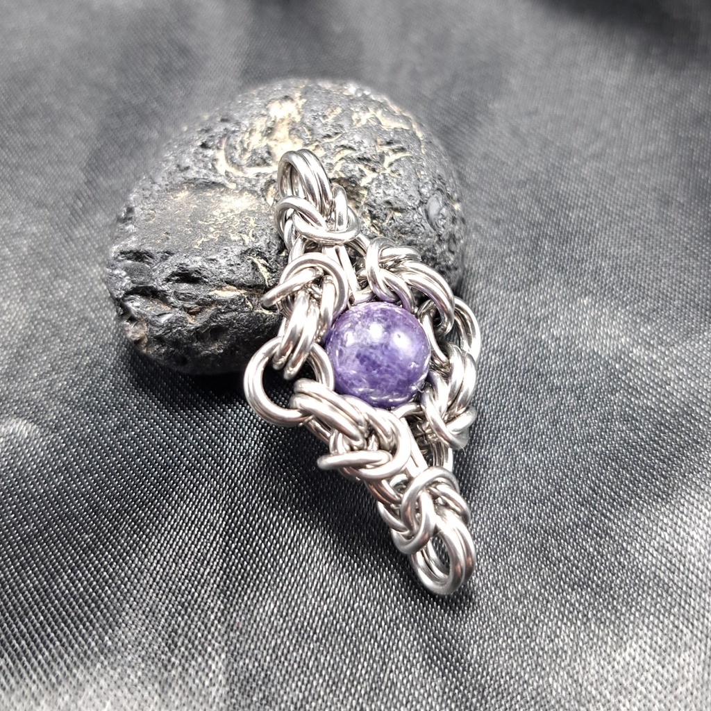 蛍光性をもつ珍しい サファイア の ペンダントトップ