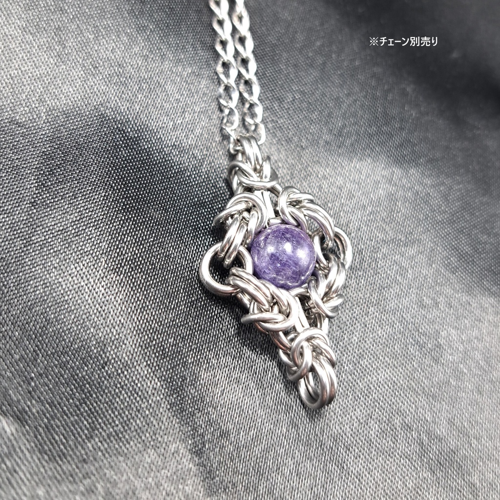 蛍光性をもつ珍しい サファイア の ペンダントトップ