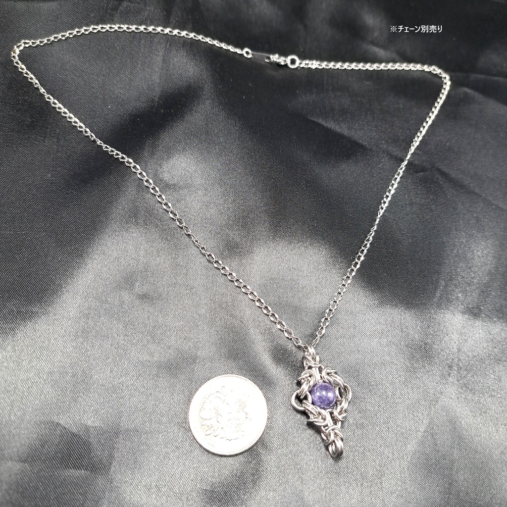 蛍光性をもつ珍しい サファイア の ペンダントトップ