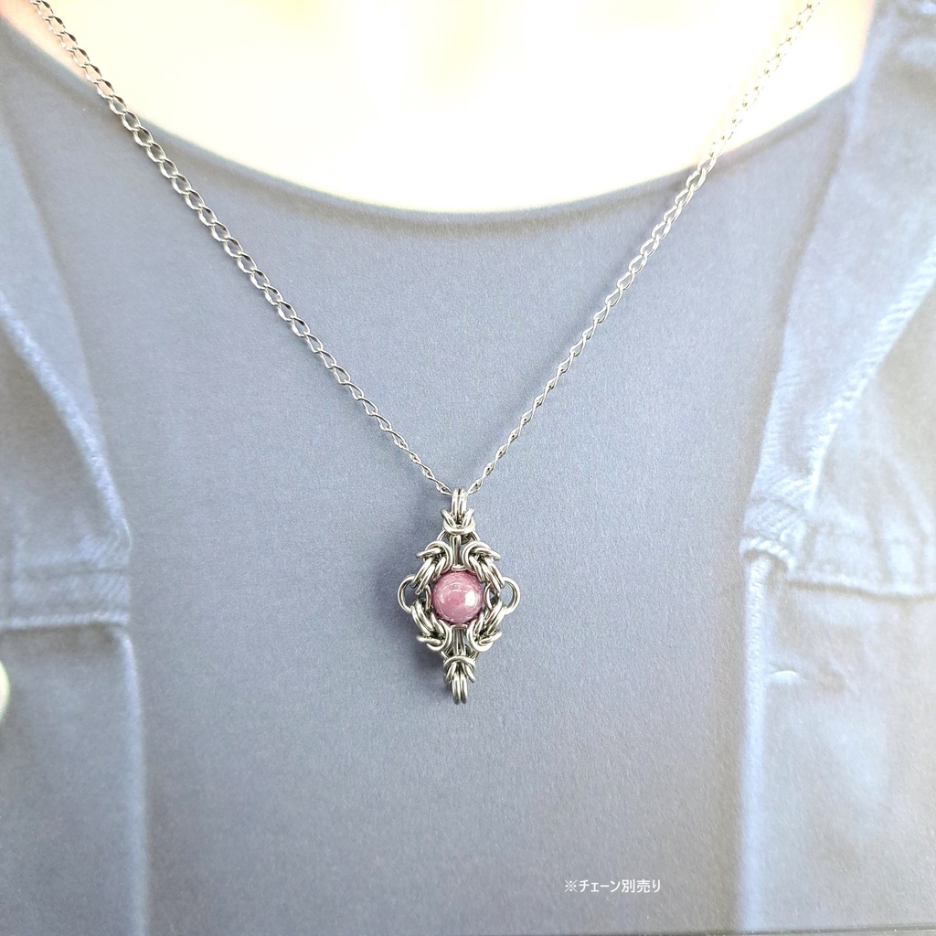落ち着いた色合いの ルビー ペンダントトップ