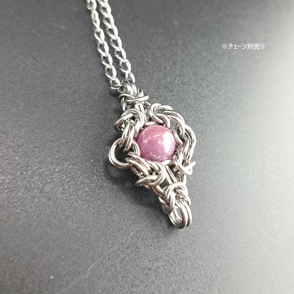 落ち着いた色合いの ルビー ペンダントトップ