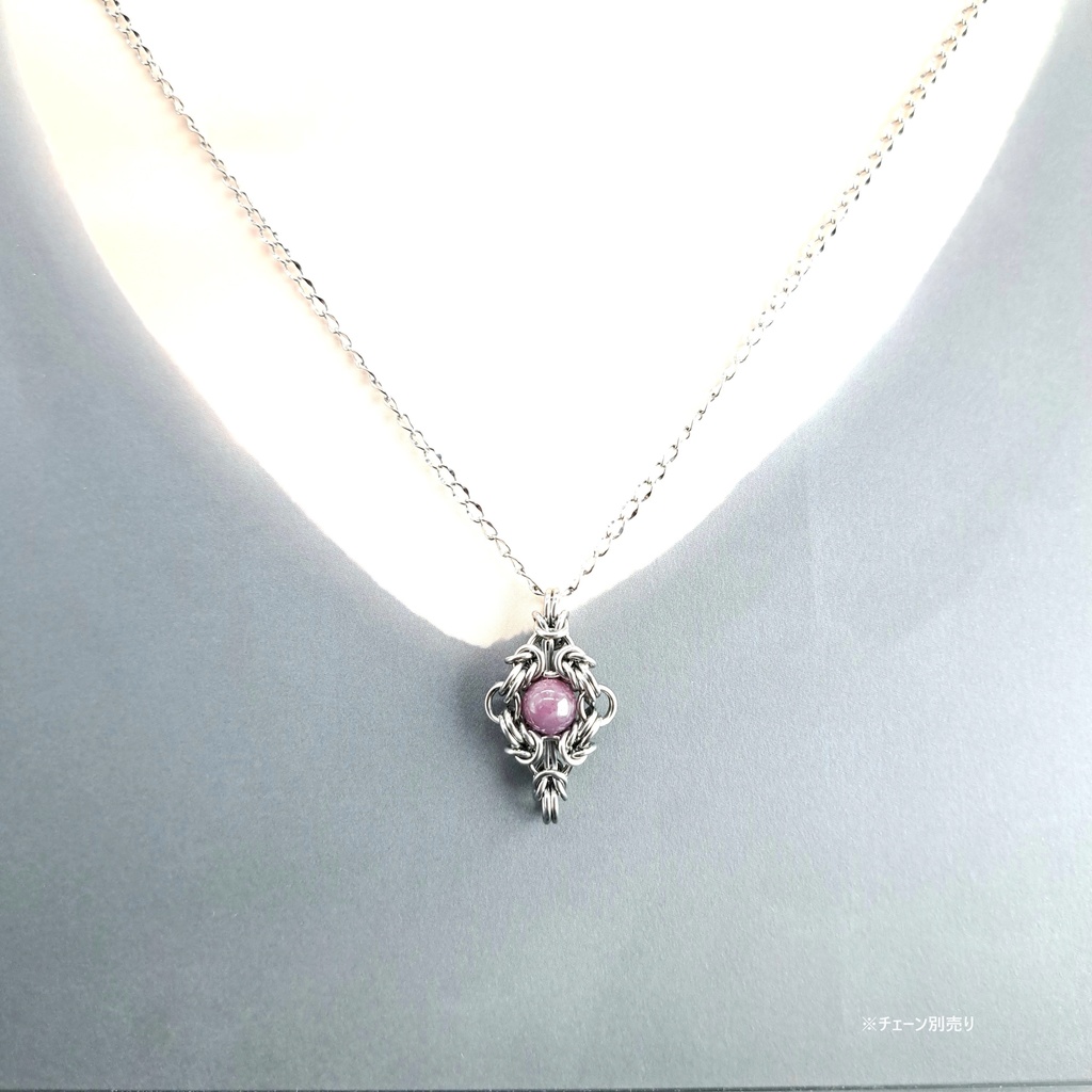 落ち着いた色合いの ルビー ペンダントトップ