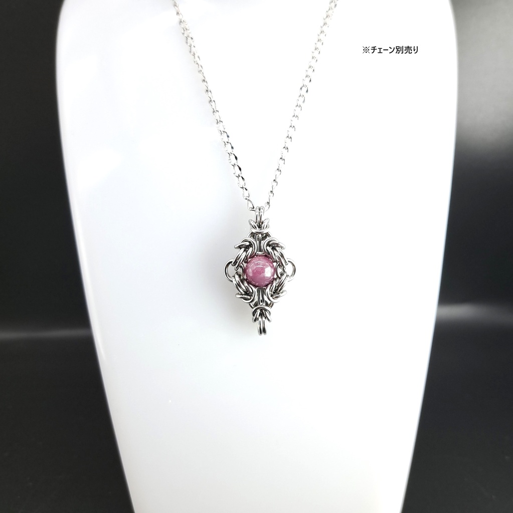 落ち着いた色合いの ルビー ペンダントトップ