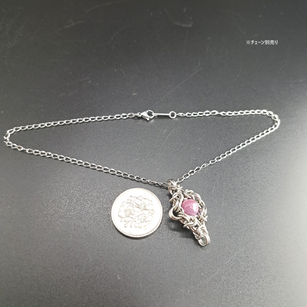 落ち着いた色合いの ルビー ペンダントトップ