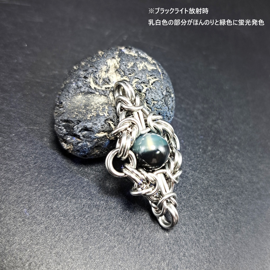 白と黒のツートンカラー&ほんのり蛍光発色! アゲート ペンダントトップ