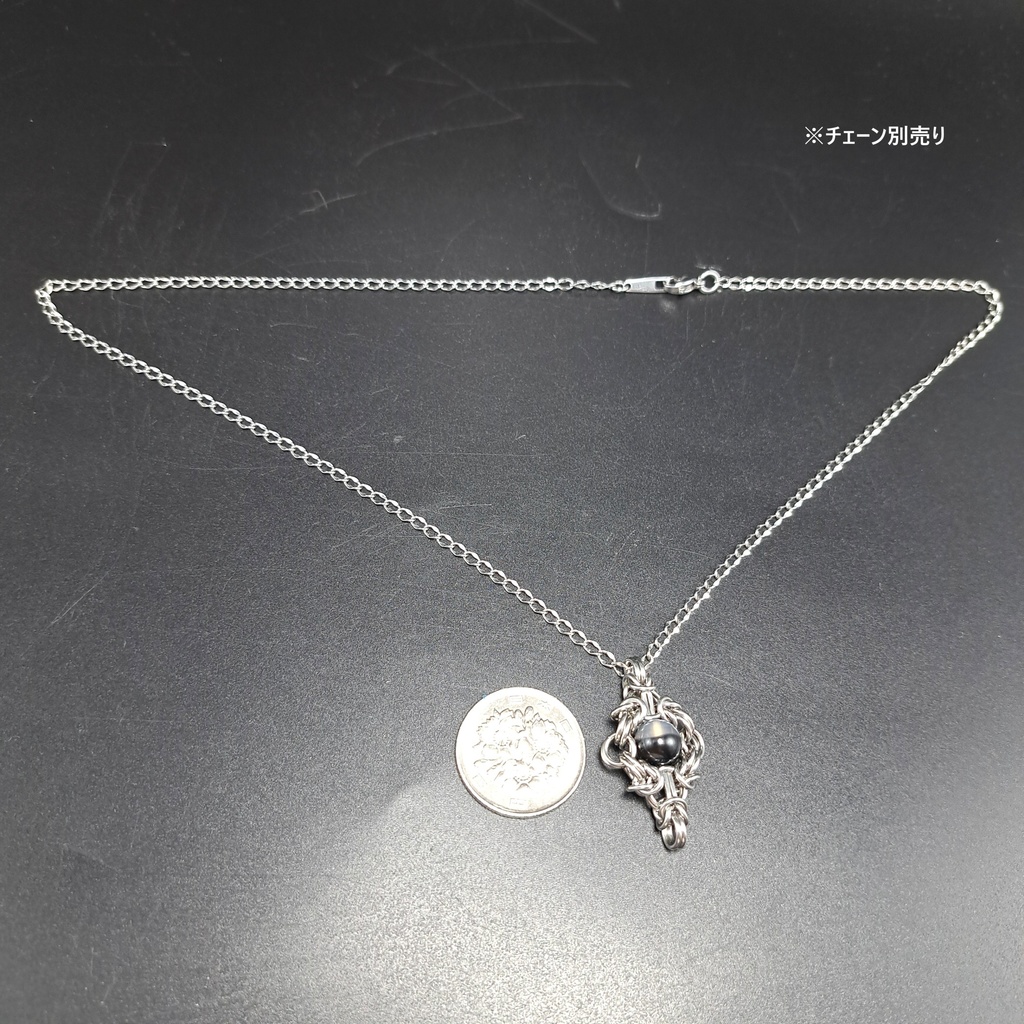 白と黒のツートンカラー&ほんのり蛍光発色! アゲート ペンダントトップ