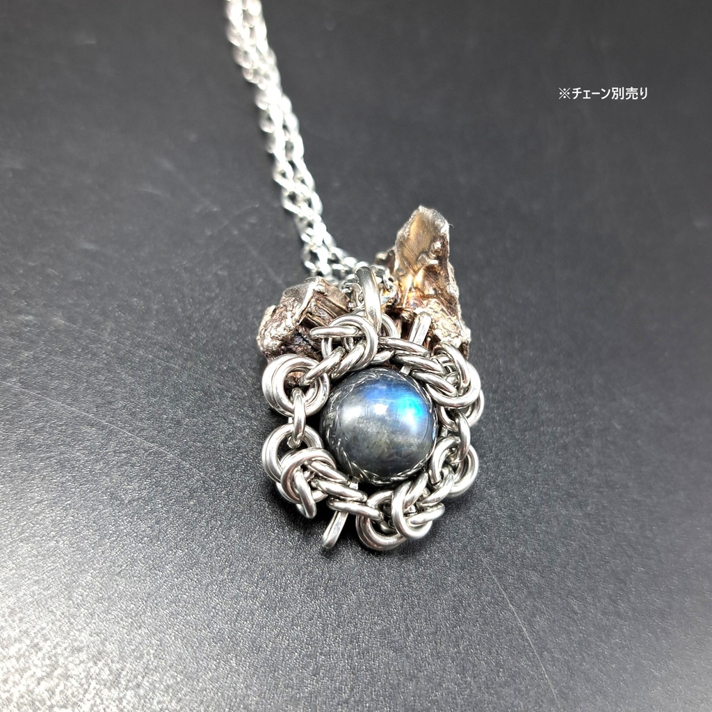 漆黒の地色に青色の光効果が美しい! ブラック ラブラドライト ペンダントトップ