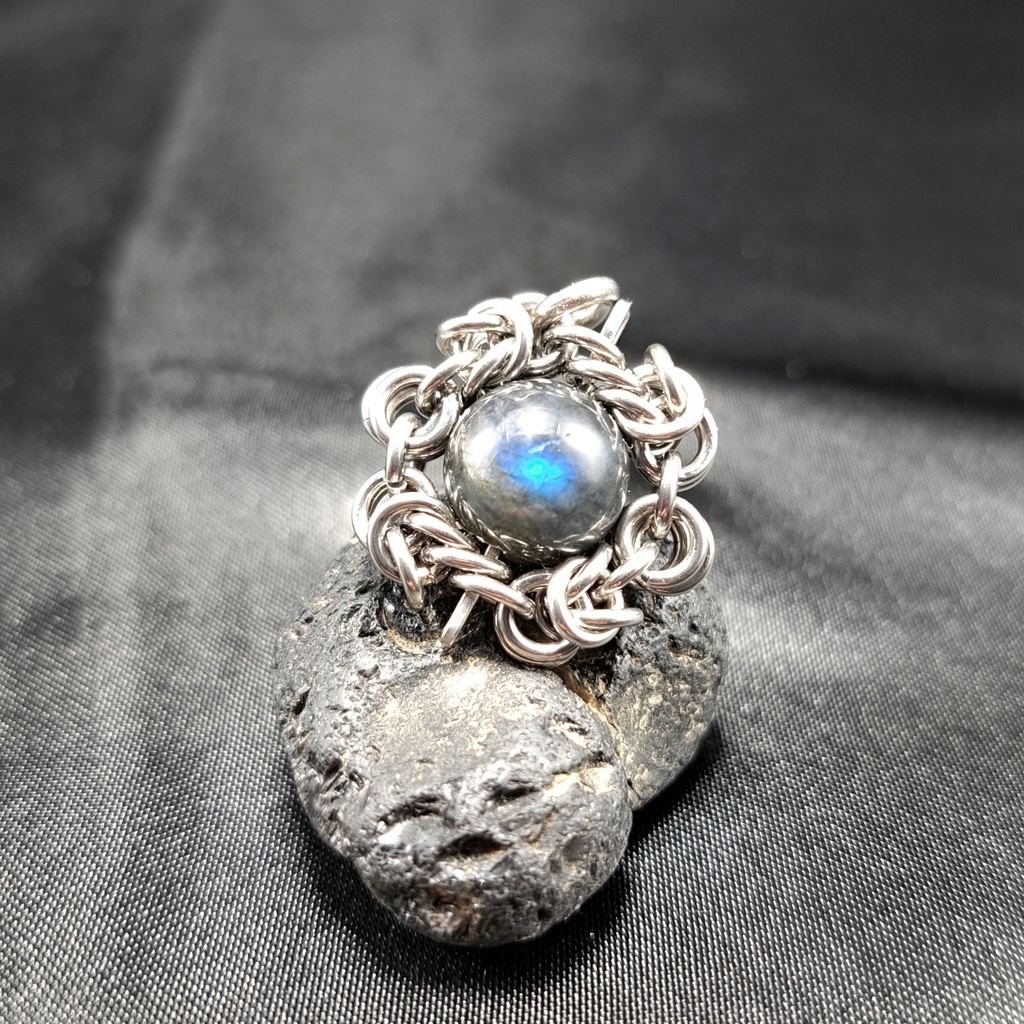 漆黒の地色に青色の光効果が美しい! ブラック ラブラドライト ペンダントトップ