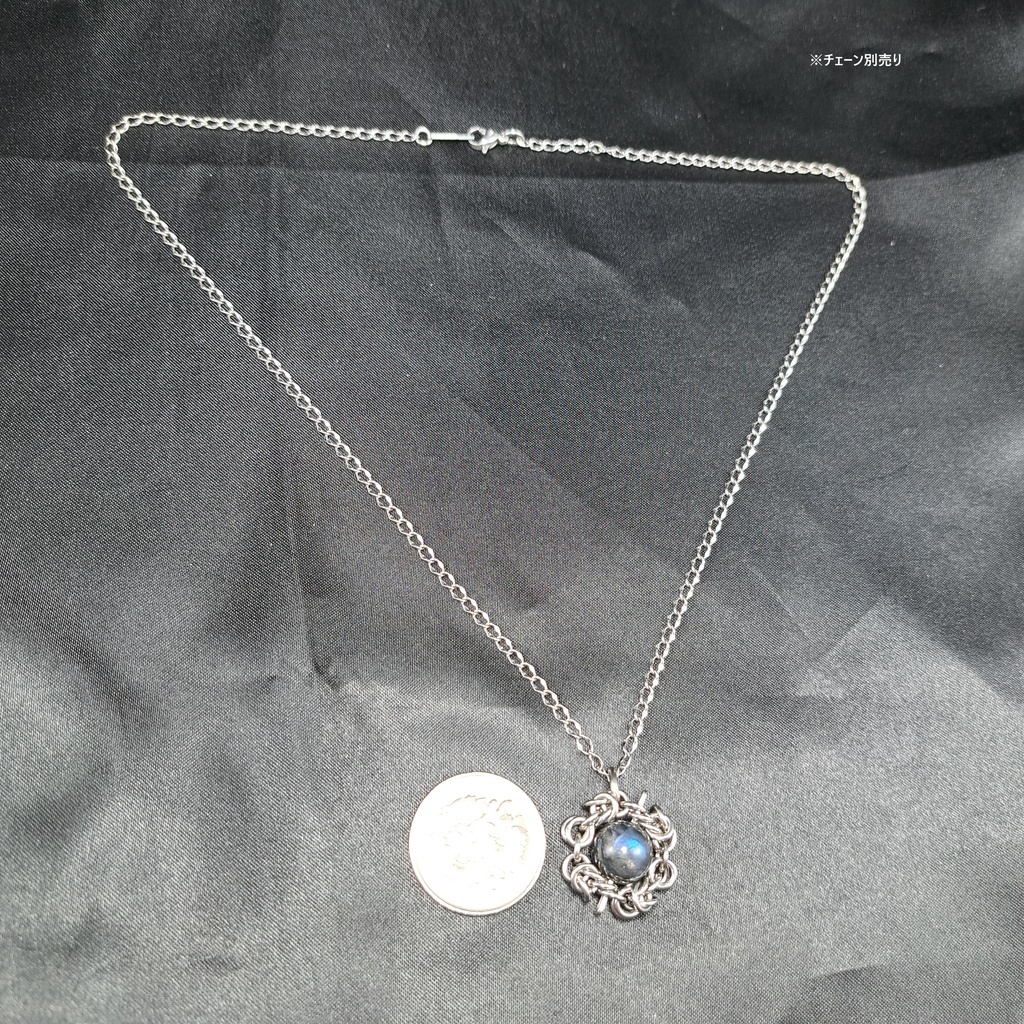 漆黒の地色に青色の光効果が美しい! ブラック ラブラドライト ペンダントトップ