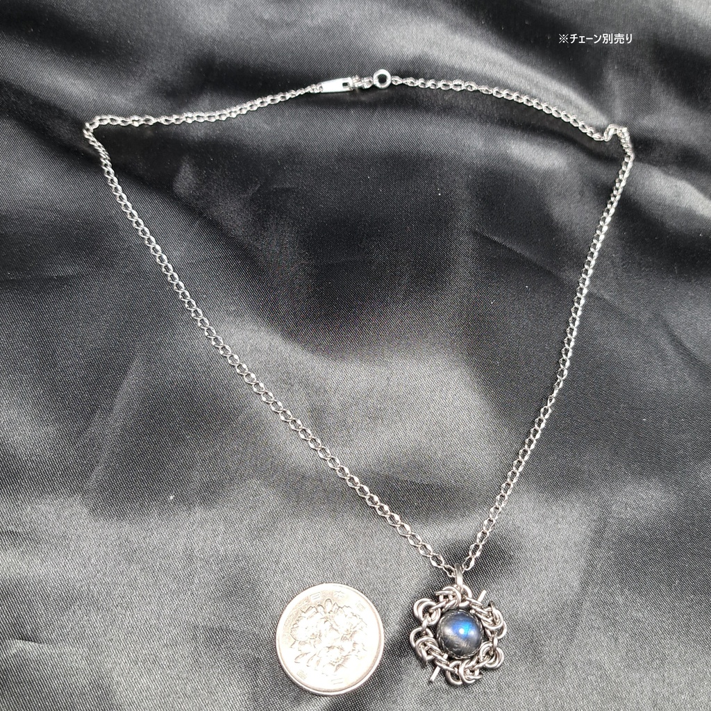 漆黒の地色に青色の光効果が美しい! ブラック ラブラドライト ペンダントトップ