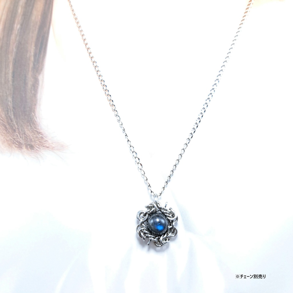 漆黒の地色に青色の光効果が美しい! ブラック ラブラドライト ペンダントトップ