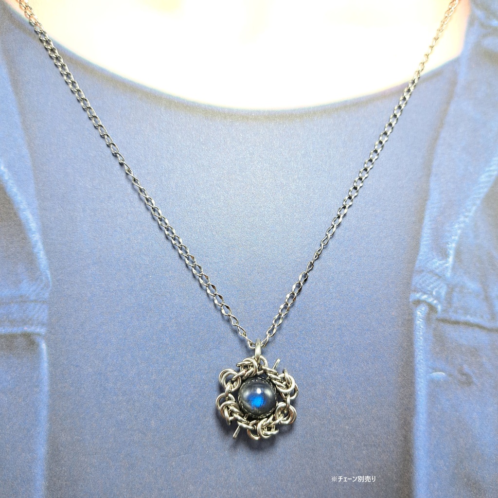 漆黒の地色に青色の光効果が美しい! ブラック ラブラドライト ペンダントトップ