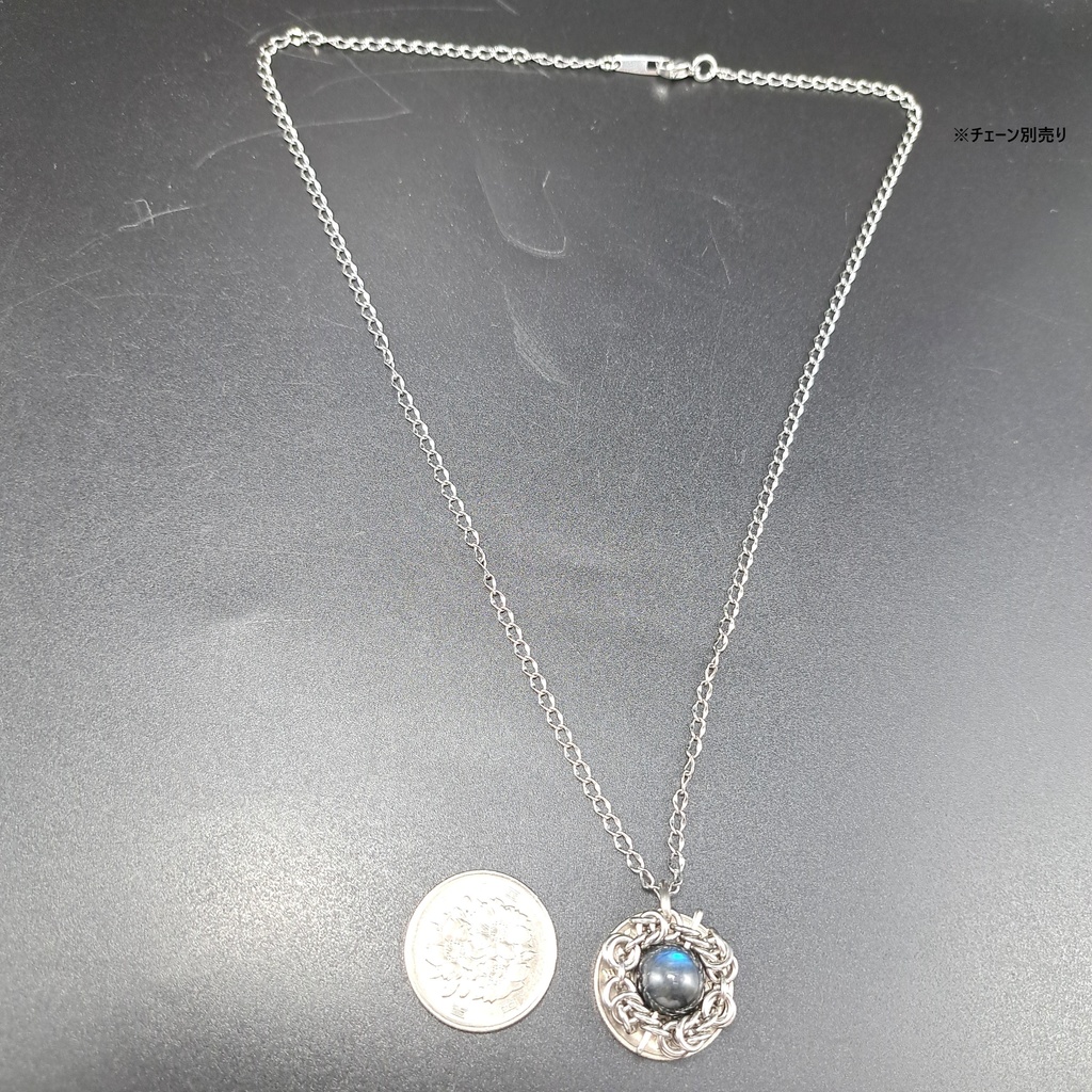 漆黒の地色に青色の光効果が美しい! ブラック ラブラドライト ペンダントトップ