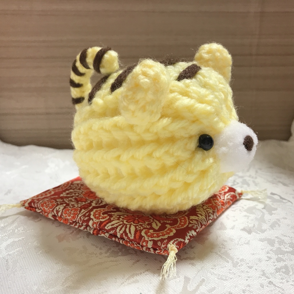 座布団で丸まったトラのあみぐるみ 全2種 送料込み りのん工房 Booth