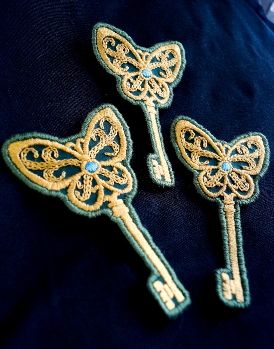 黄金蝶の鍵　刺繍ブローチ