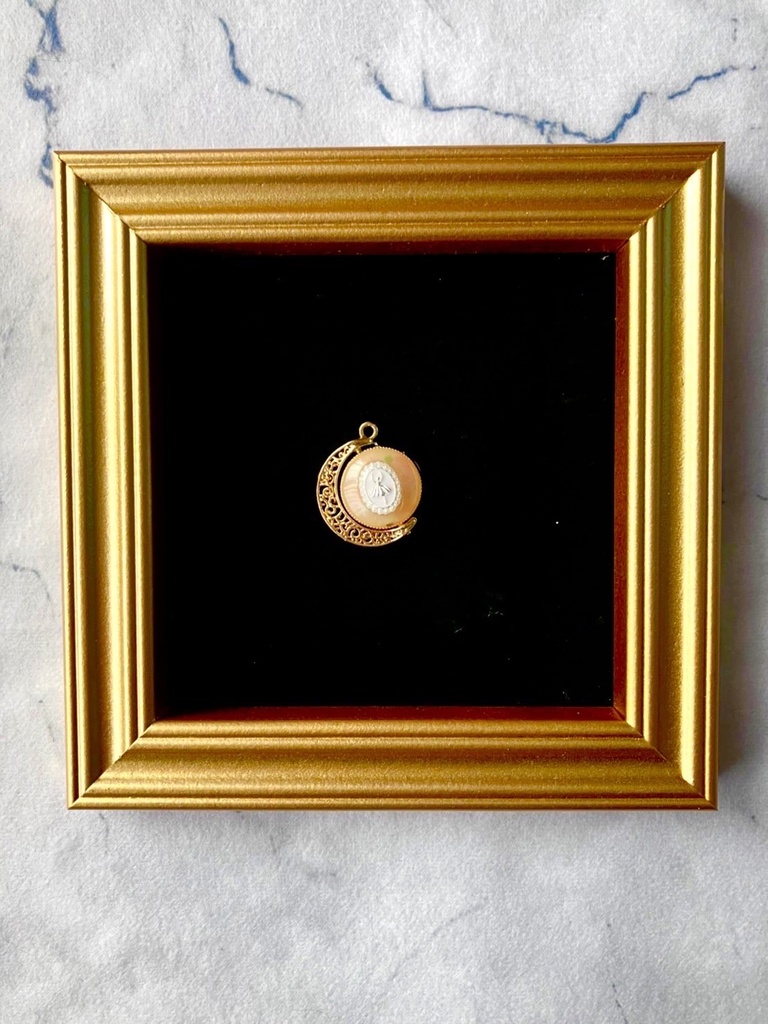 coco’s choice crescent moon