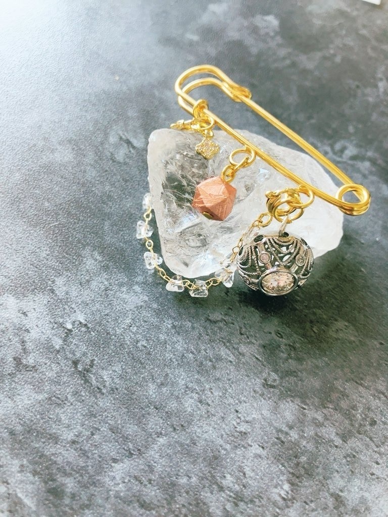 「pin brooch：Gibeon× Moissanite」